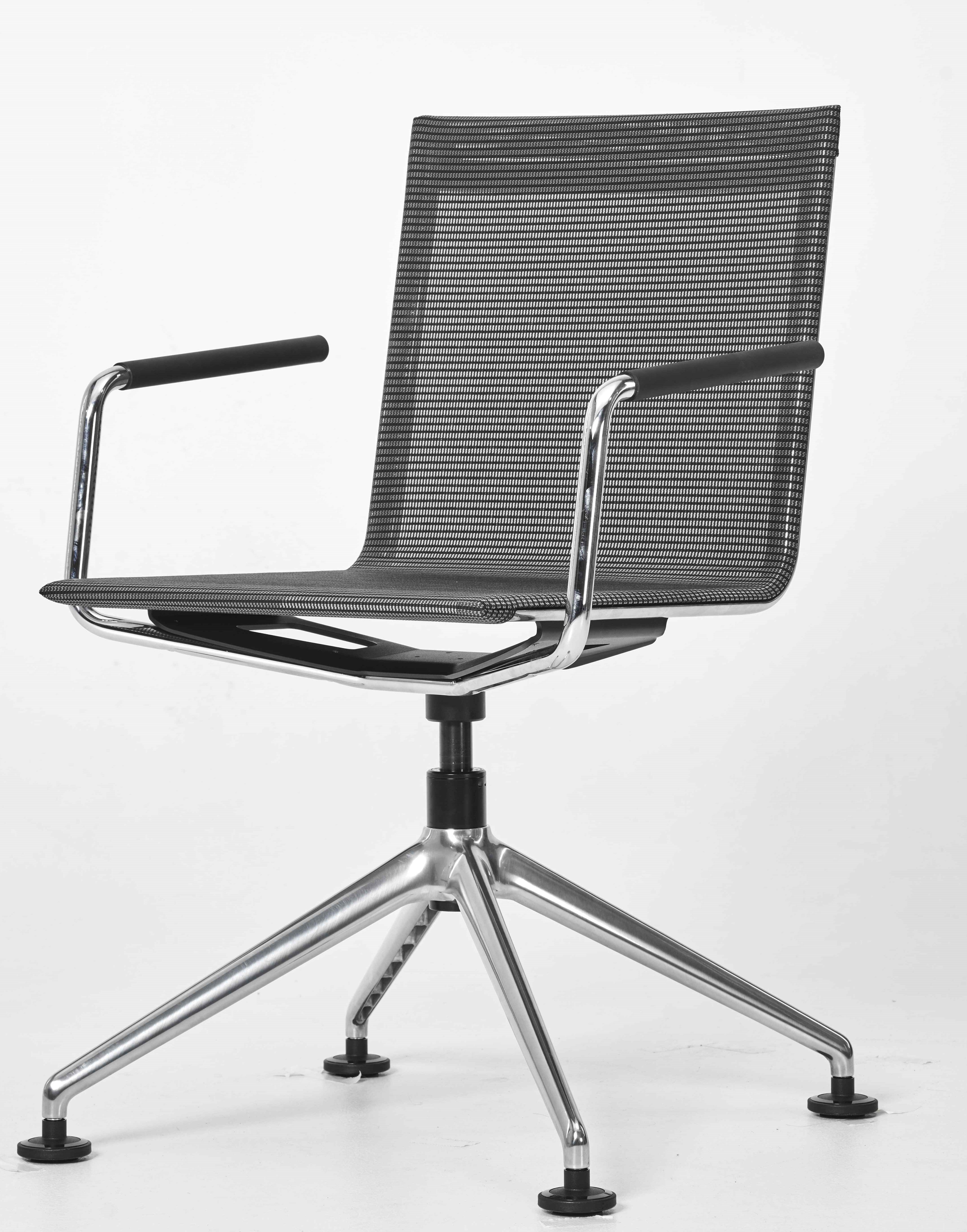 Moderner Konferenzstuhl mit ergonomischer Sitzfläche und gepolsterter Rückenlehne.