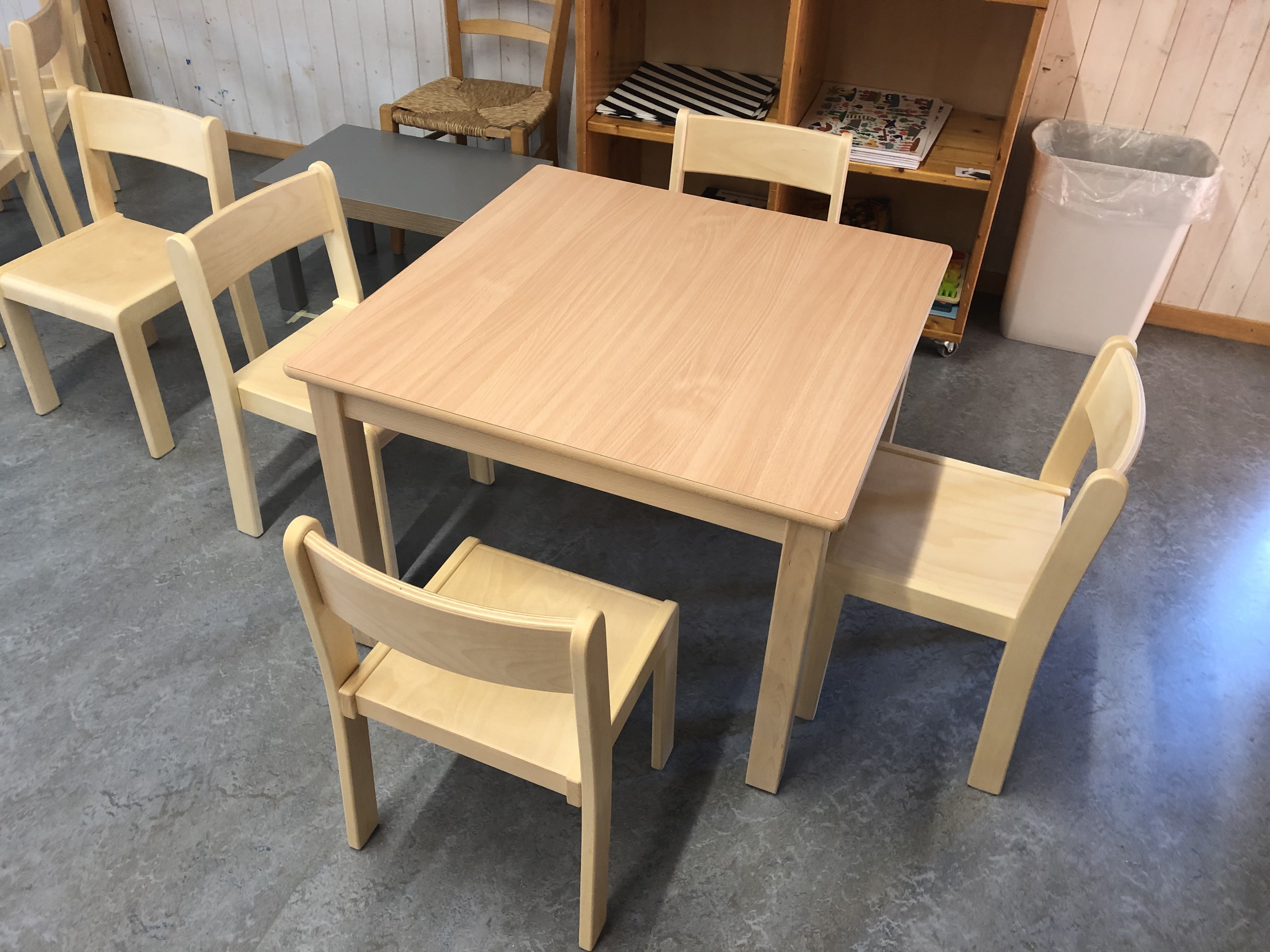 Table de jardin d'enfants - carrée en bois massif ǀ disponible immédiatement